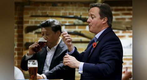 Дейвид Камерън и китайския президент Си Дзинпин на картофки с бира в лондонска кръчма