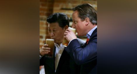 Дейвид Камерън и китайския президент Си Дзинпин на картофки с бира в лондонска кръчма