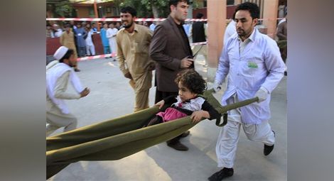 Стотици ранени и десетки загинали при силния трус в Афганистан