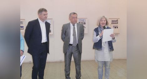 Посланик Виталий Москаленко /в средата/ с почетния консул на Украйна Пламен Бобоков и директорката на галерията Елена Великова.