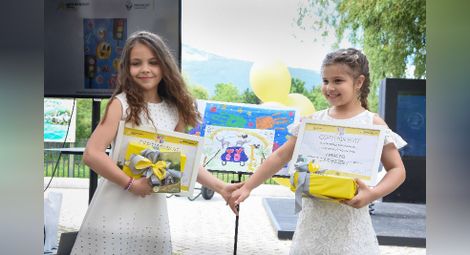 Благилия Димитрова /вдясно/ и Сиана Недева бяха най-добри сред най-малките участници в конкурса.                                      Снимка: „Рено“