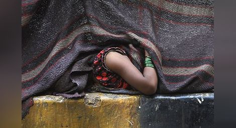 Зловещо отмъщение: Изнасилена девойка обезглави и изгори сина на насилника си