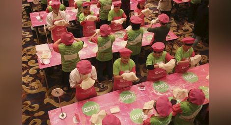 Китайци поставиха нов световен рекорд по масово въртене на пица /галерия/