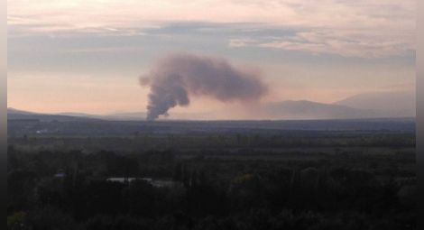 Огромен пожар бушува в склад за лавандула край Казанлък