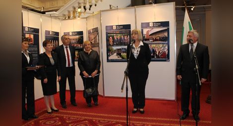 Цецка Цачева откри изложбата за Русенския университет в парламента