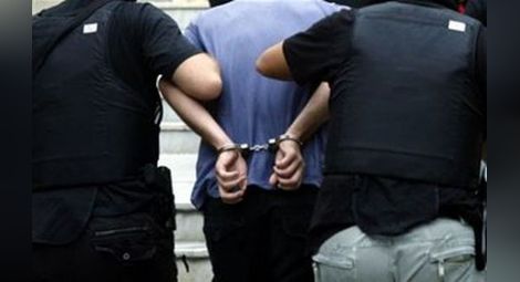 Арестуваха в Крит българин, изнасилвал 2 години собствената си дъщеря