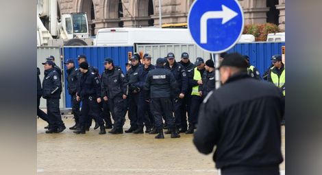 Полицаи се струпват пред Министерството на финансите