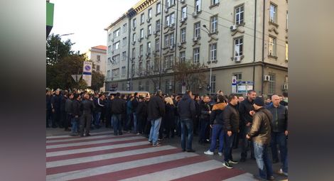 Протестиращи полицаи блокираха ул. "Раковски"