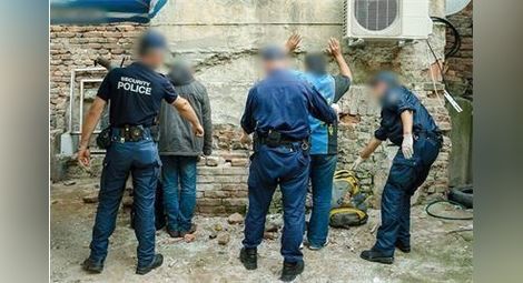 Пак нелегални афганистанци, хванаха ги край Стара Загора