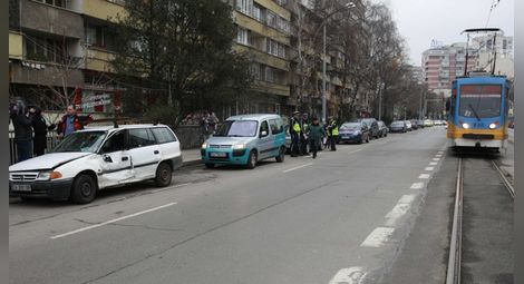 Два трамвая се удариха в София, има ранени