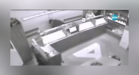 Въоръжен с нож обра посред бял ден златарски магазин в София (Видео)