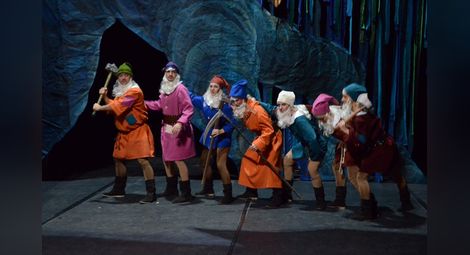 Невръстни балеринки танцуват в нова премиера „Снежанка и седемте джуджета“