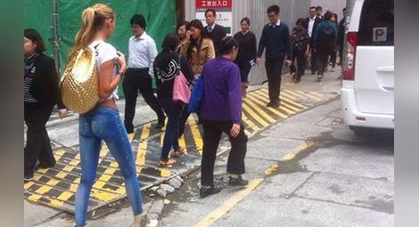 Манекенка се разходи почти гола из Хонконг, но никой не разбра