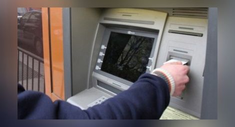 Спешно подменят банкови карти след хакерска атака