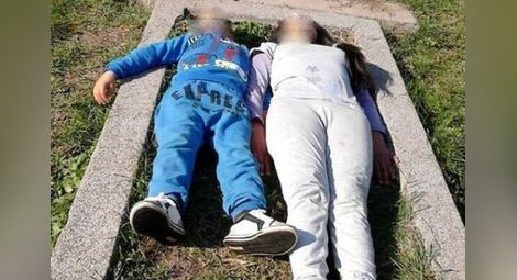 Деца си направиха скандална фотосесия на гробища