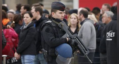 Франция хвърли 115 хиляди полицаи срещу тероризма