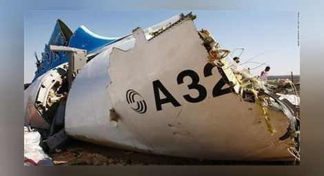 Взривното устройство на борда на А321 вероятно е задействано в салона