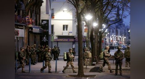 Екшънът в Париж продължава! Един от терористите избяга? (НА ЖИВО)