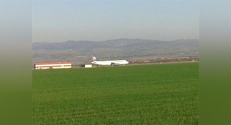 Пътник приземи извънредно самолет в Бургас със сигнал за бомба
