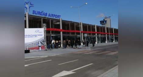 Пътник приземи извънредно самолет в Бургас със сигнал за бомба