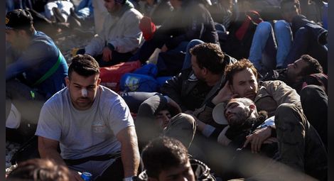 Мигранти атакуваха и блокираха македонската граница