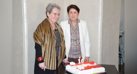 С червено-бяла торта почерпиха за 10 години Австрийска библиотека