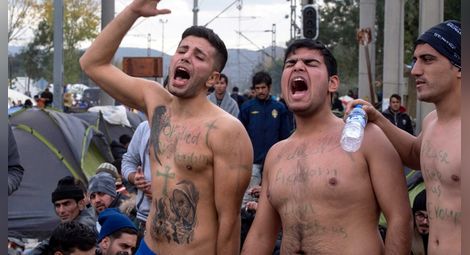 Мигранти протестират голи, Македония не ги пуска