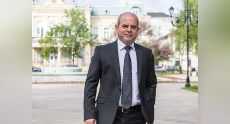 Съветници вдигат заплатата на кмета Стоилов на 2100 лева