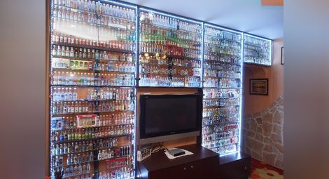 Трезвеник пази колекция от хиляди минибутилки с алкохол /галерия/