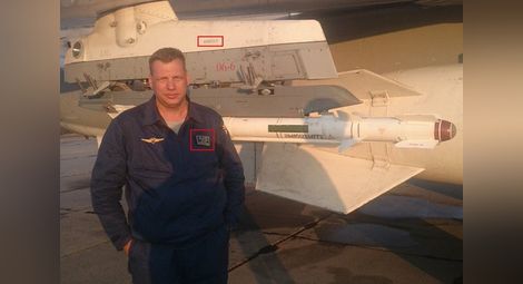 Озверелите сирийски бунтовници показаха тялото на свален руски пилот: Ето я руската свиня