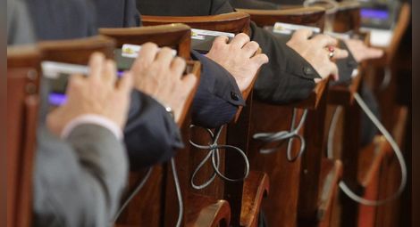 Депутатите решават окончателно за „данък уикенд” и акциза за ракията