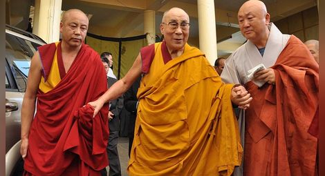 Далай Лама: Проблемът с тероризма не иска молитва