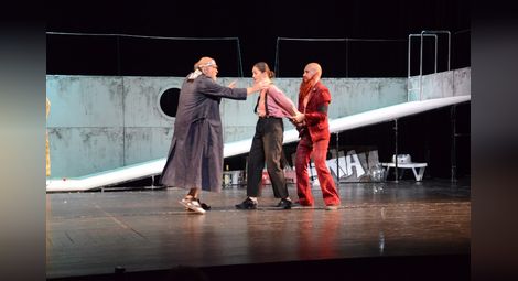 В театъра играят „Дванайсета нощ“, в операта представят „Селска чест“