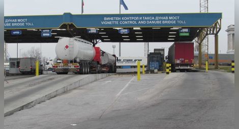Опашка от камиони на Дунав мост няма, останаха боклуците