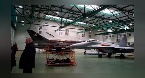 Авиоспец по ремонт на МиГ-ове: Оправяхме по двигател на ден, сега ги пращаме в Полша