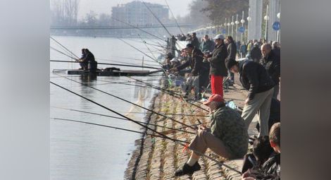 Стотици рибари дебнат великия шаран под тепетата