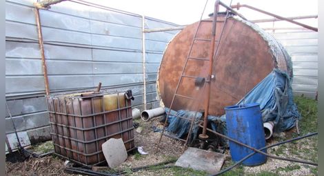 Нелегалната рафинерия в Летница бълвала между 60 и 150 тона гориво 