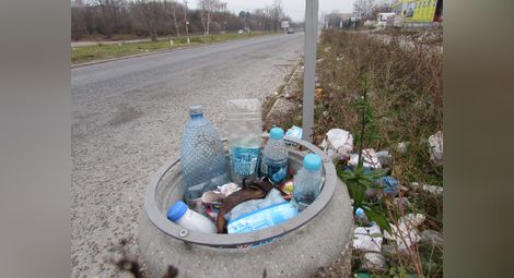 Пътят към Дунав мост засипан с боклуци след километричните опашки