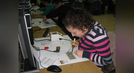 Работилница за приложна електроника надгражда знания на студенти и ученици