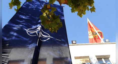 В Черна гора горят знамето на НАТО само дни след поканата за присъединяване