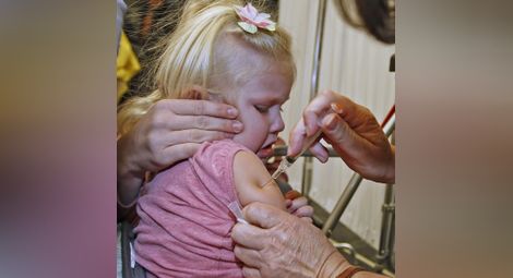 Подновяват ваксинирането на 6-годишните до края на 2015 г.