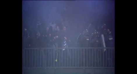 Вижте боя на левскари и полиция на стадиона в Ловеч (видео)