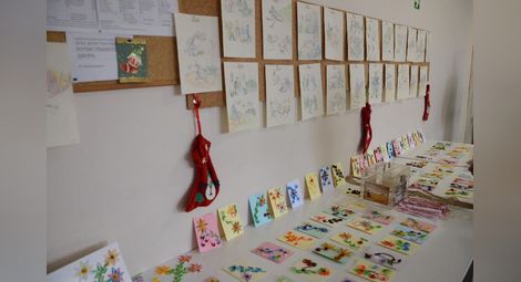 Обитател на приюта „Добрият самарянин“ подреди изложба с рисунки и картички