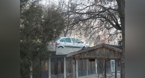 „Ситроен” паркира върху покрива на гараж