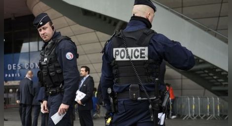 Мъж намушка учител в Париж като предупреждение от "Ислямска държава"