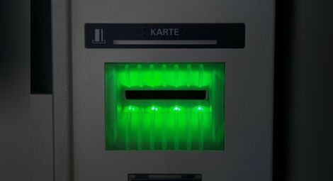 Опашки пред банкомат в Англия, пуска двойно повече пари