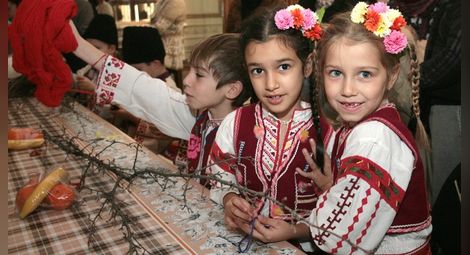 Коледни работилнички учат децата да обичат българската традиция