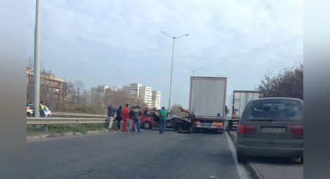 Турски ТИР и кола се сблъскаха зверски по пътя за „Дунав мост”