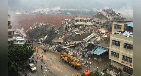 Свлачище затрупа 22 сгради в Китай, 27 души са в неизвестност