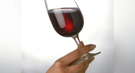 Чаша червено вино има същия ефект като тренировка във фитнеса